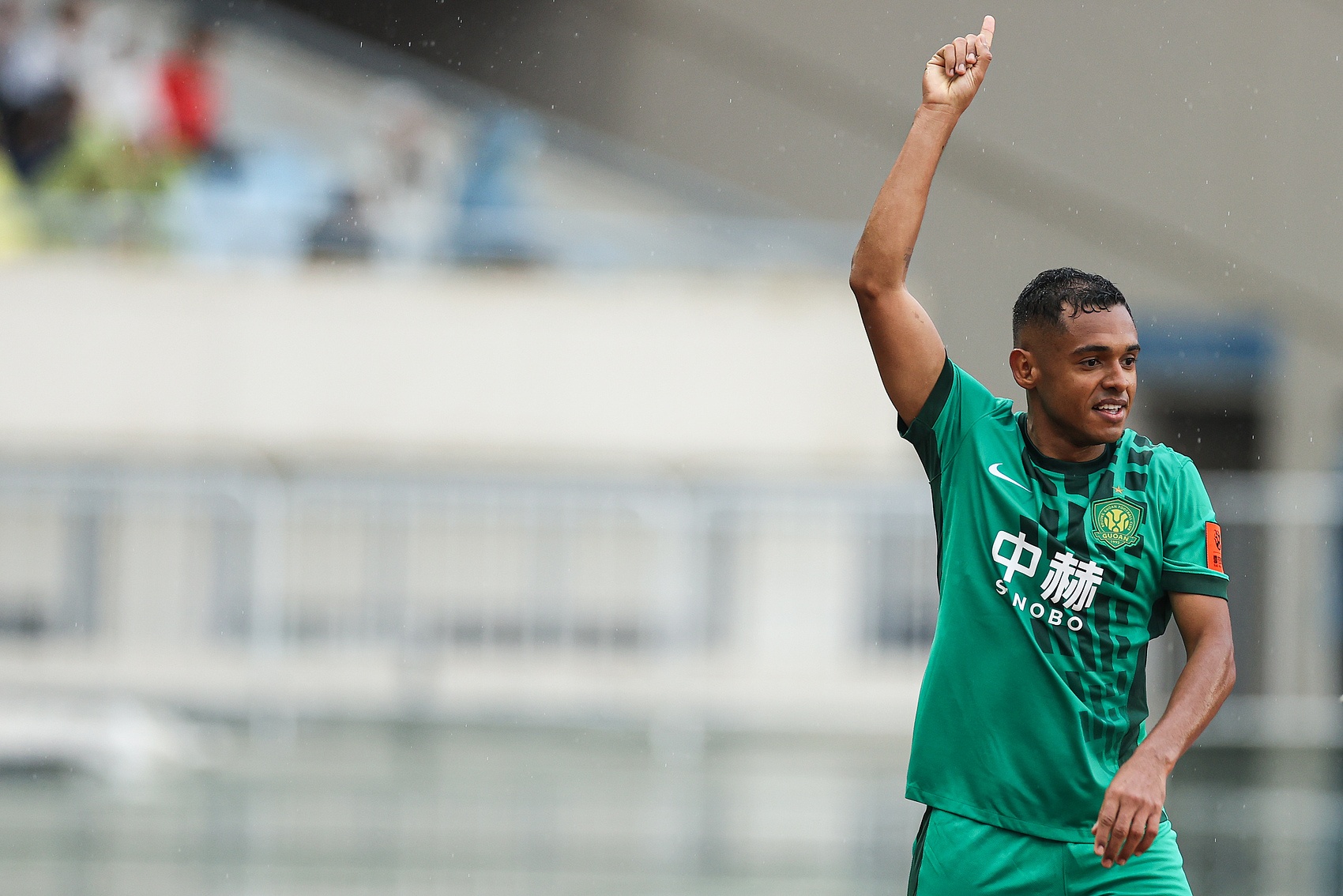 半岛体育-足球报：国安希望达万能复出踢泰山，俱乐部表示不要提什么复仇